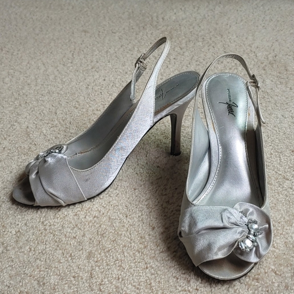 Silver heels - Picture 1 of 4